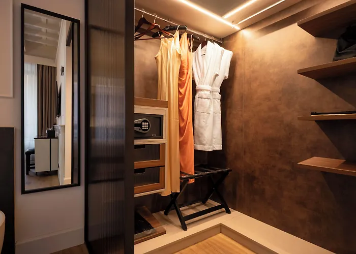 Palazzo Goldoni Condotti Collection
